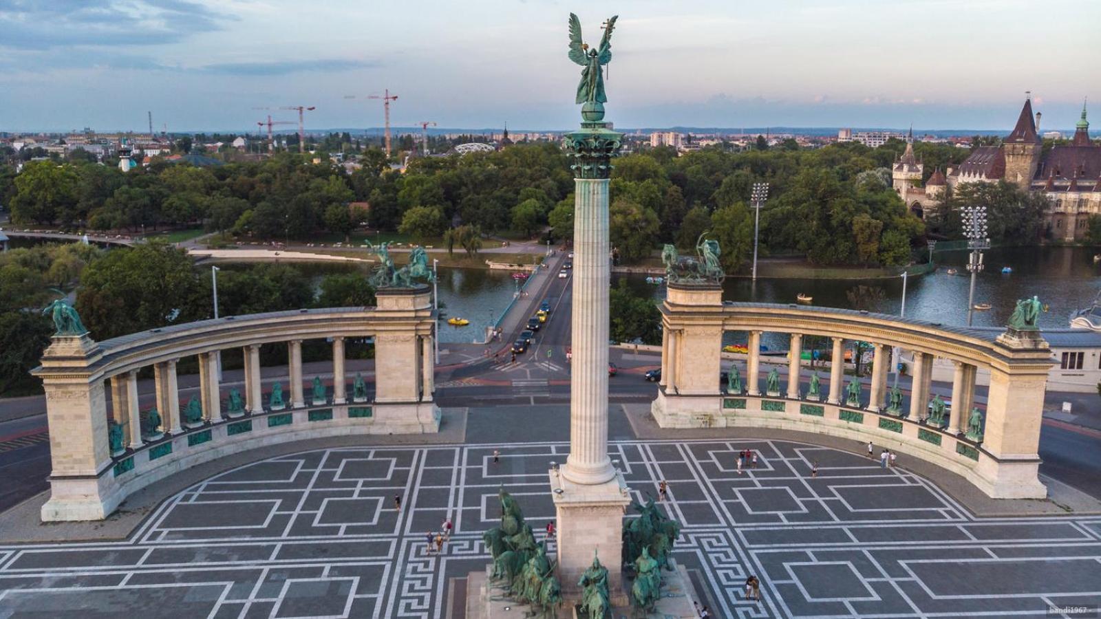 Luxe Central Studio With Pool, Parking & Ac Budapest Eksteriør billede
