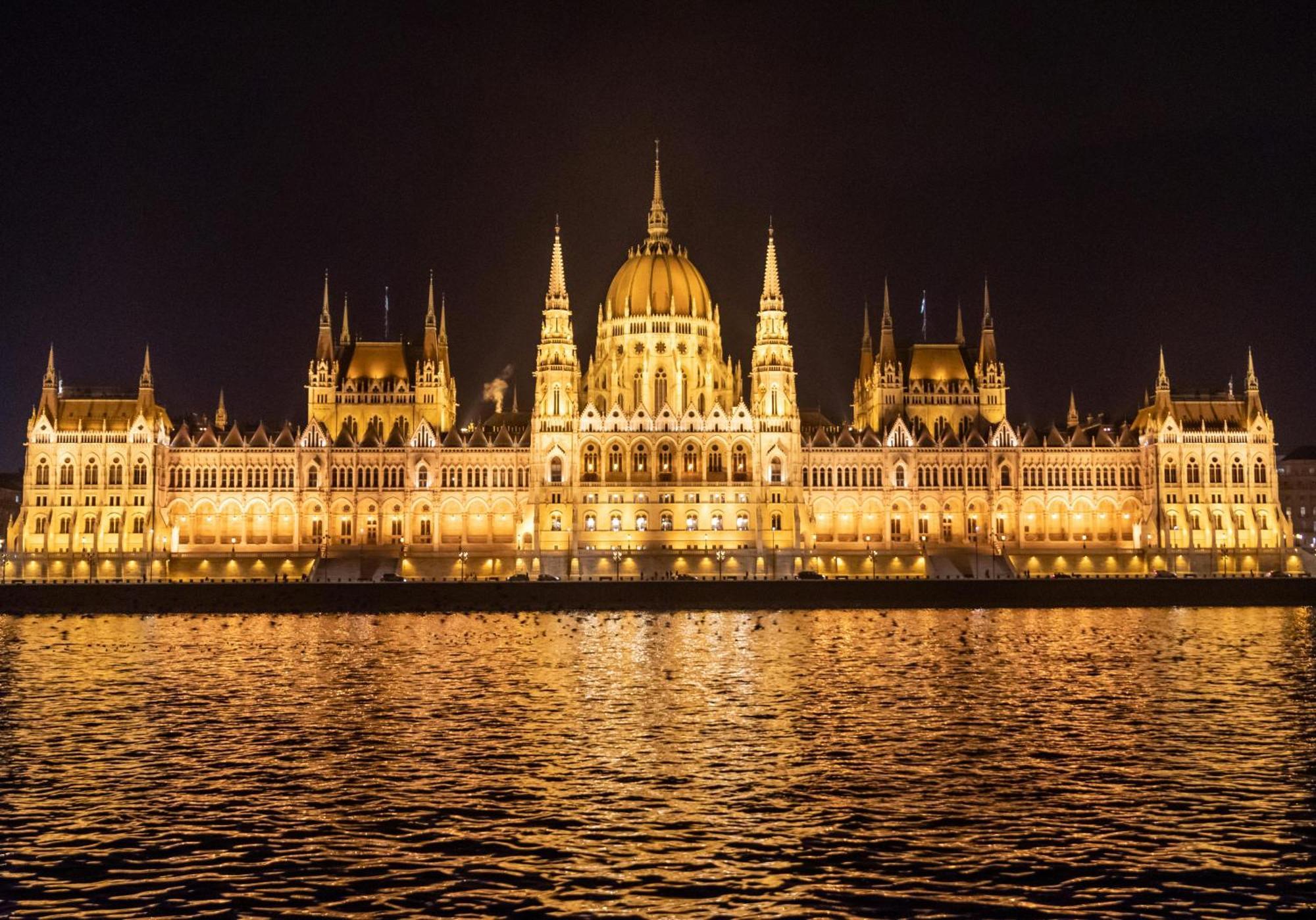 Luxe Central Studio With Pool, Parking & Ac Budapest Eksteriør billede