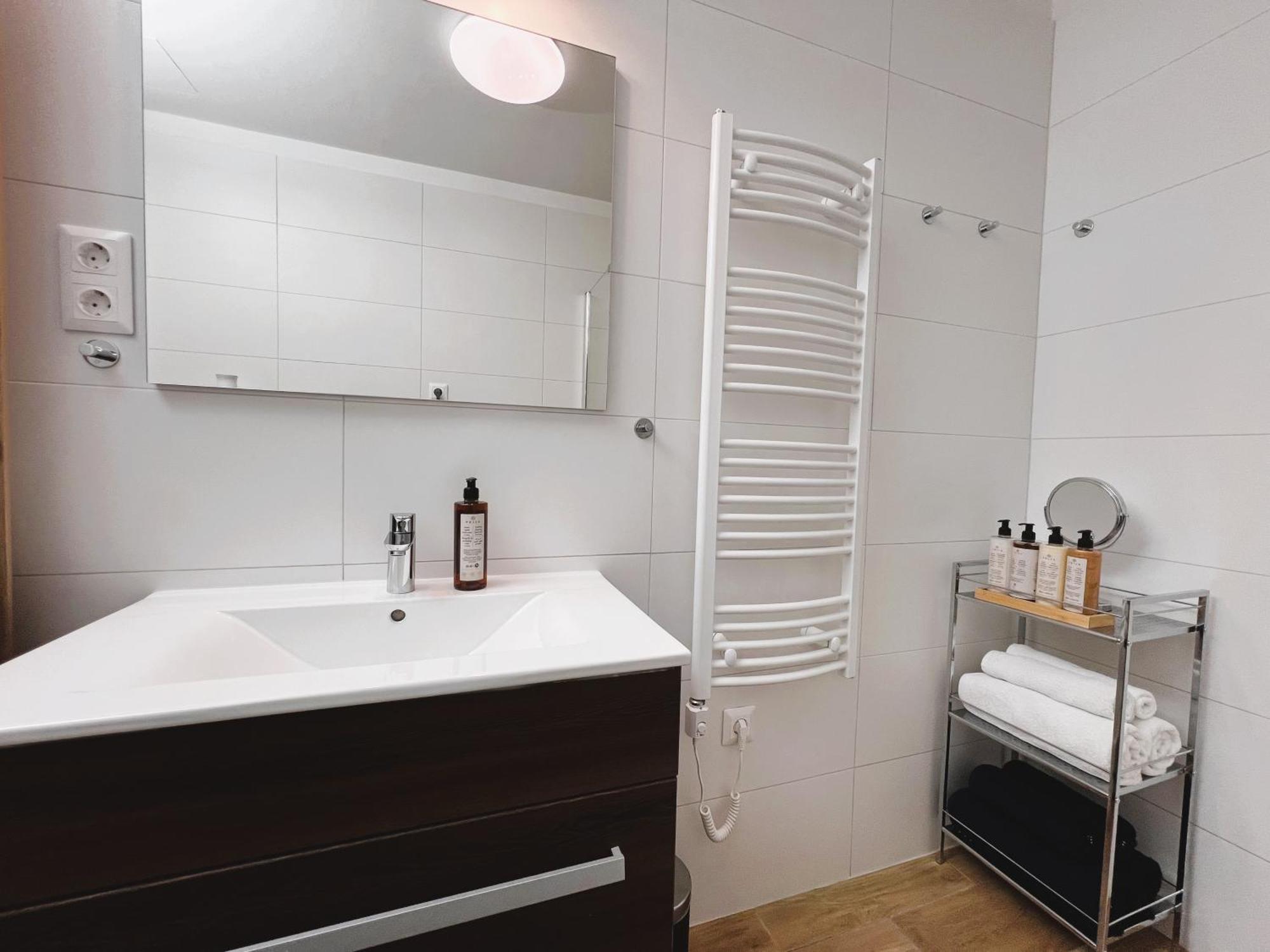 Luxe Central Studio With Pool, Parking & Ac Budapest Eksteriør billede